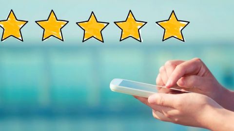 Un internaute poste un avis Google en utilisant son smartphone