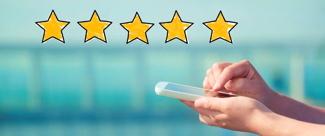 Tout-monde-utilise-avis-google-pensent-dirigeants Un internaute poste un avis Google en utilisant son smartphone