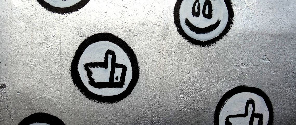 Vers-mort-programmee-community-managers Des likes et des emojis