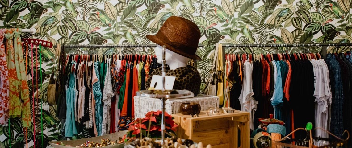 Vinted le site de revente entre particuliers annonce une levée de fonds de 128 millions d'euros Dressing de vêtements