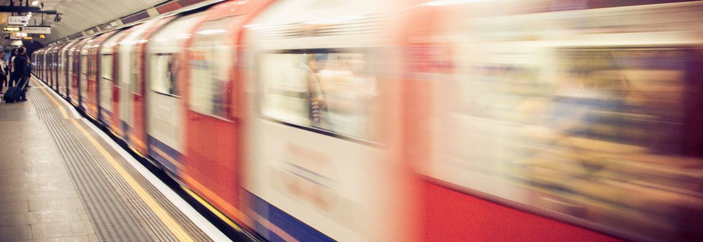 La RATP lance son accélérateur de start-up dédié aux nouvelles mobilités et à la smart city Photo d'un métro en pleine vitesse