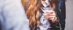 Une femme qui boit un cocktail