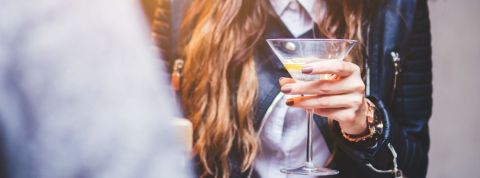 Alcool, drogues, médicaments : qui consomme quoi en entreprise ? Une femme qui boit un cocktail