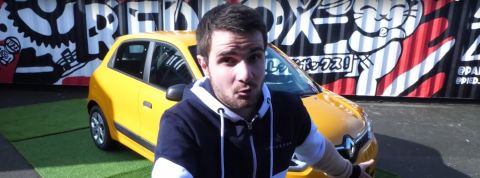 Amixem, numéro 1 du P-Score de YouTube une jeune youtubeur devant une voiture jaune qui présente une vidéo de divertissement publicitaire