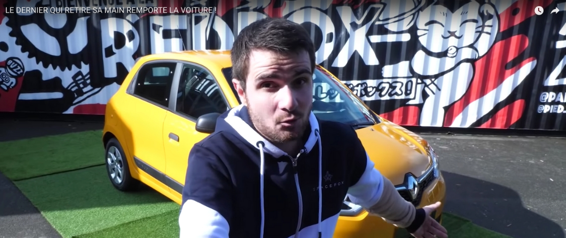 Amixem, numéro 1 du P-Score de YouTube une jeune youtubeur devant une voiture jaune qui présente une vidéo de divertissement publicitaire