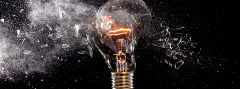 Développement durable : attention aux fausses bonnes idées Une ampoule se brise en mille morceaux