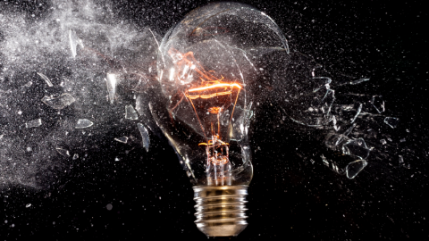 Une ampoule se brise en mille morceaux