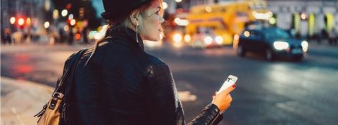 Qui sont ces gens qui ne jurent que par les avis en ligne ? Une fille qui consulte son téléphone dans la rue