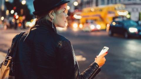 Une fille qui consulte son téléphone dans la rue