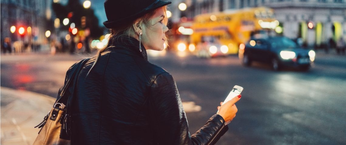 Qui sont ces gens qui ne jurent que par les avis en ligne ? Une fille qui consulte son téléphone dans la rue
