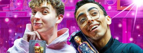 Les star d'Instagram deux jeune hommes qui tiennent des poupées Barbie sur un fond rose.