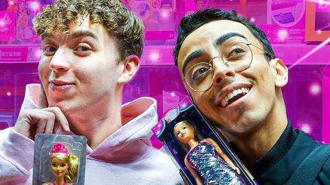 deux jeune hommes qui tiennent des poupées Barbie sur un fond rose.