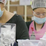 Une usine en Chine qui contrefait des produits de maquillage