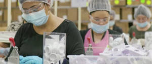 Une usine en Chine qui contrefait des produits de maquillage