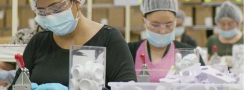 Une usine en Chine qui contrefait des produits de maquillage