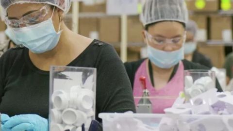 Une usine en Chine qui contrefait des produits de maquillage