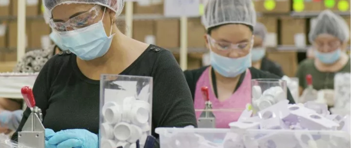 Le documentaire Broken dévoile les dessous sombres de nos industries favorites Une usine en Chine qui contrefait des produits de maquillage