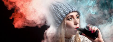 Malgré les scandales, le business de la vape se porte plutôt bien Jeune femme en train de vapoter