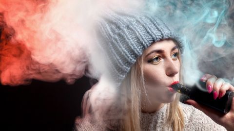 Jeune femme en train de vapoter