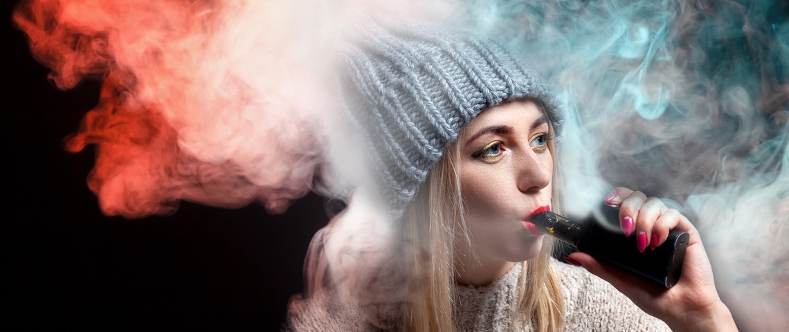 Malgré les scandales, le business de la vape se porte plutôt bien Jeune femme en train de vapoter