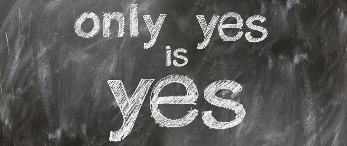 Campagne contre le cyber harcèlement envers les femmes organisée par le gouvernement et Happn Tableau d'école avec la mention Only Yes is Yes