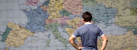 La carte du QI, nouveau mème des troll d'extreme droite un homme regarde une grande carte murale