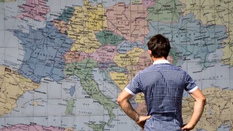 un homme regarde une grande carte murale