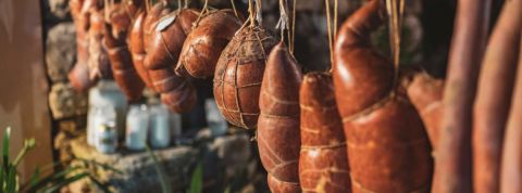 Les nitrites dans la charcuterie sont cancérigènes Un étal de charcuterie