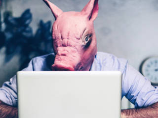 Pourquoi les sites coquins modèrent mieux leurs contenus que Facebook