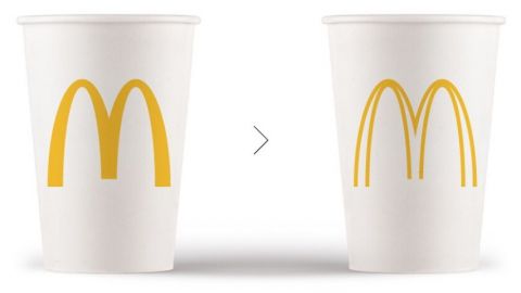 deux logos mcdo sur des gobelets