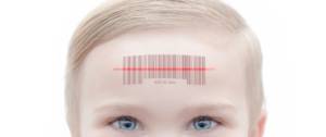 enfant portant un code un code-barre sur son front.