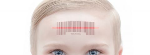 Est-il éthique de modifier son bébé ? Un documentaire Netflix pose la question enfant portant un code un code-barre sur son front.