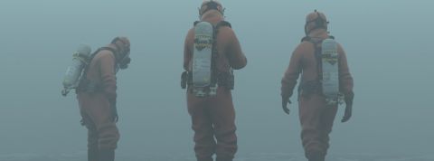 trois hommes en combinaison anti-virale