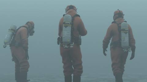 trois hommes en combinaison anti-virale