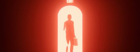 Les youtubeurs à la recherche d'une porte de sortie un homme qui passe une porte avec une couleur rouge et un panneau exit au-dessus.