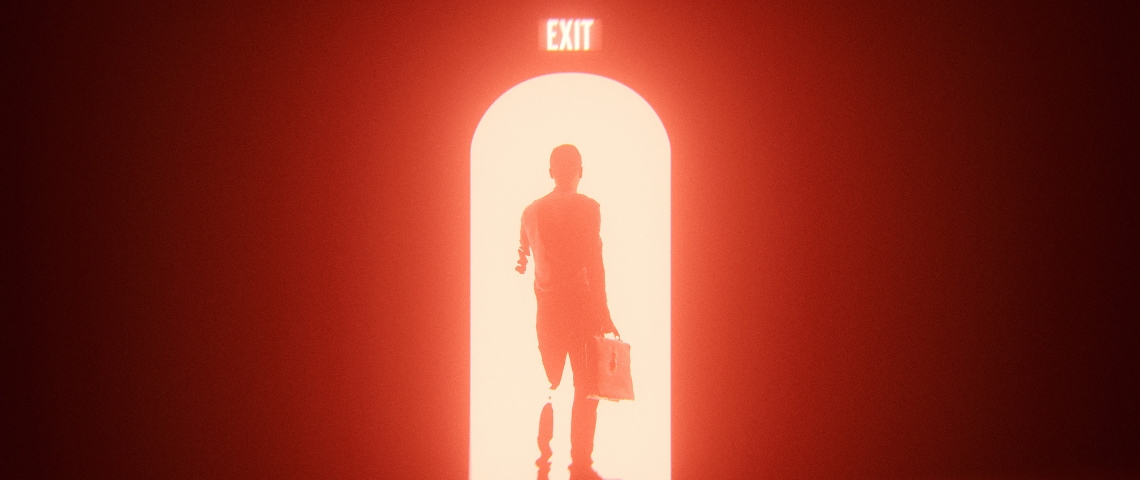 Les youtubeurs à la recherche d'une porte de sortie un homme qui passe une porte avec une couleur rouge et un panneau exit au-dessus.