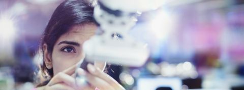 Le nombre de femmes diminue dans la tech Femme ingénieure en train de travailler sur un bras robotique.