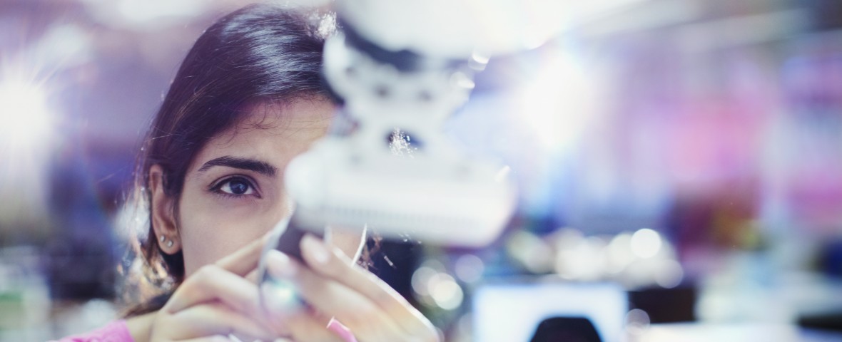Le nombre de femmes diminue dans la tech Femme ingénieure en train de travailler sur un bras robotique.