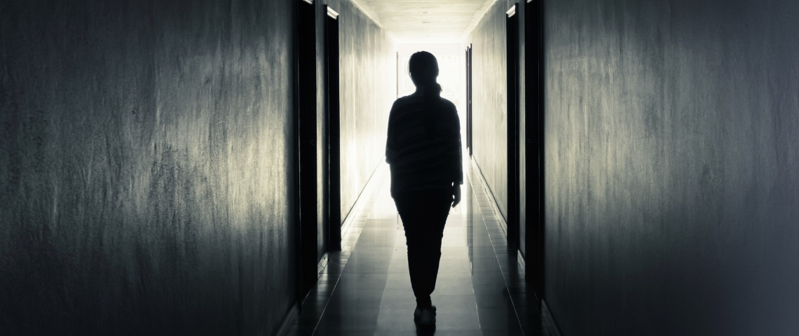 Les instagrameuses quittent le réseau uune femme de dos dans un couloir sombre