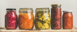 Des bocaux avec des légumes fermentés dedans