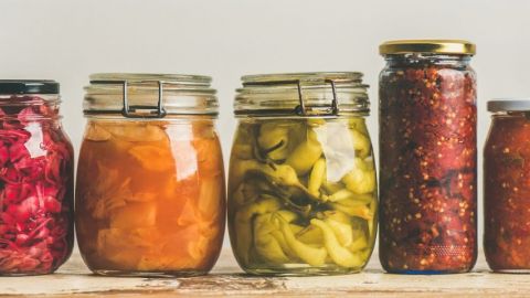 Des bocaux avec des légumes fermentés dedans