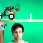 deux hommes sur fond vert