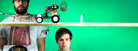 Adieu talks inspirants et « disruptifs » : ces deux geeks vont mettre le feu à votre bureau deux hommes sur fond vert