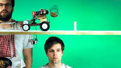 deux hommes sur fond vert