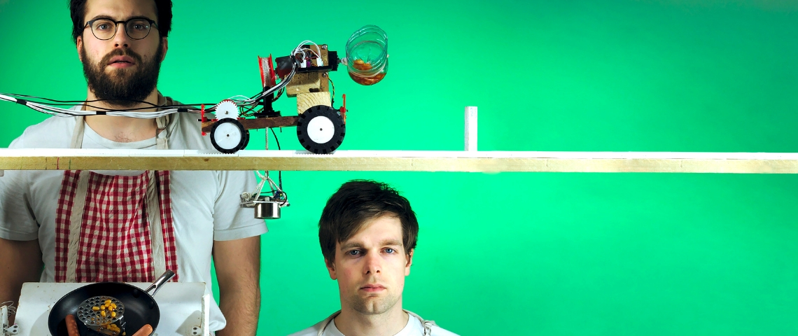 Adieu talks inspirants et « disruptifs » : ces deux geeks vont mettre le feu à votre bureau deux hommes sur fond vert