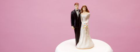 Des internautes trompent Facebook en annonçant de faux mariages Deux figurines de mariés sur un gâteau de mariage.