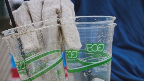 Gobelets en plastique labellisés  - éco -  ramassés sur la plage.