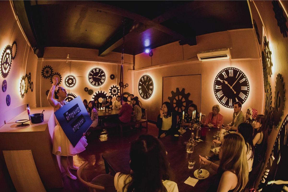 Dans gens des un restaurant avec des horloges sur les murs