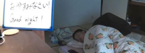 Un hôtel japonais vous filme en direct sur YouTube un japonais dort sous l'oeil d'une caméra