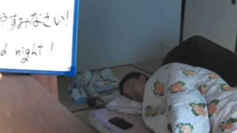 Un hôtel japonais vous filme en direct sur YouTube un japonais dort sous l'oeil d'une caméra